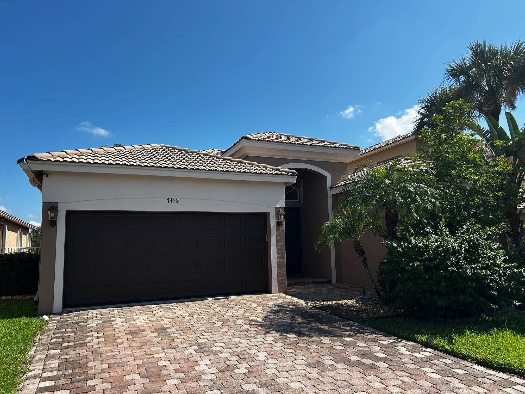 Stunning Lake View 4 Bedroom Home for rent !