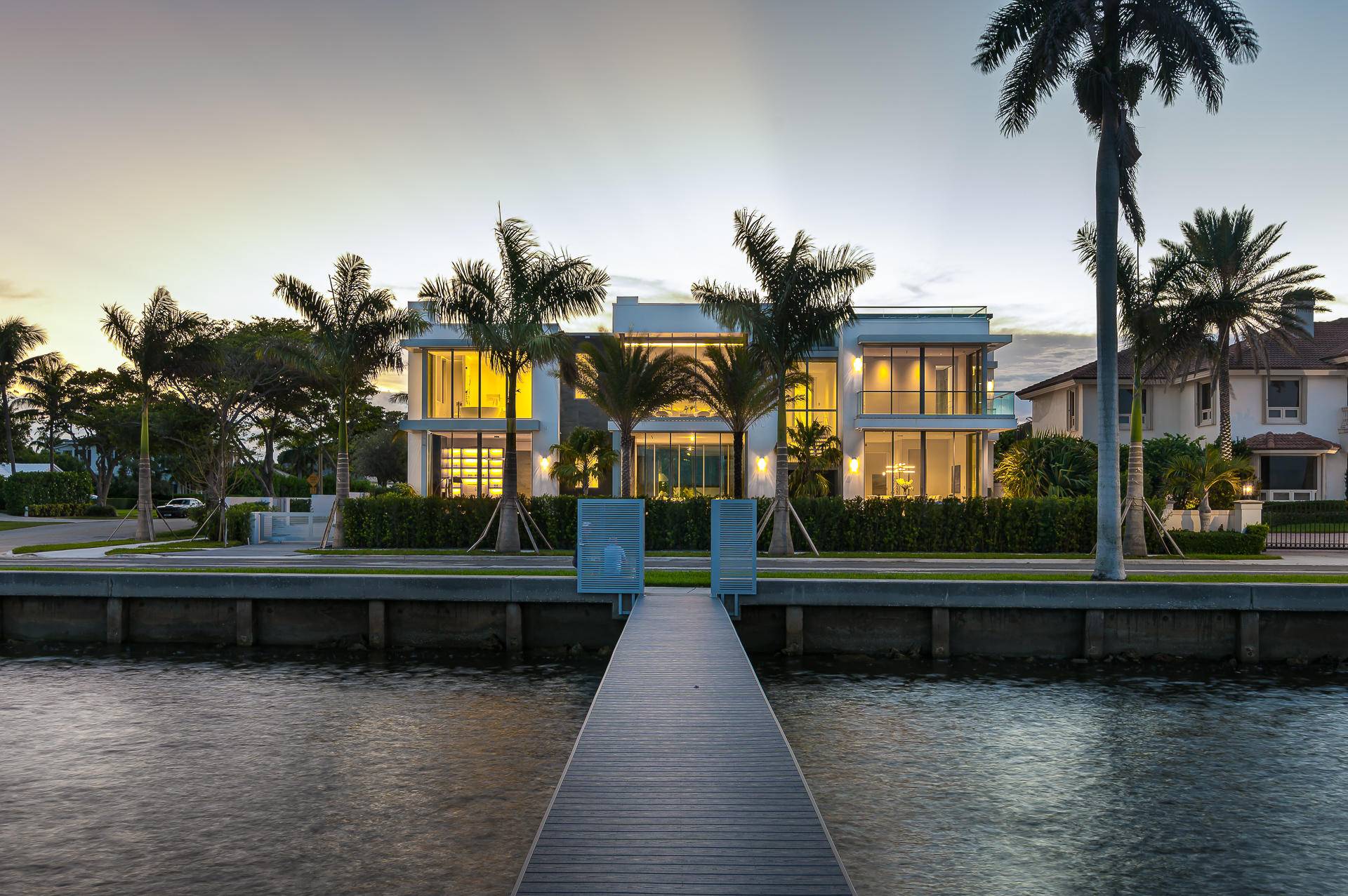 UNPARALLELED DESIGNUNMATCHED CONSTRUCTION6717 S Flagler Dr is one of the most distinctive properties ever built in Palm Beach County.