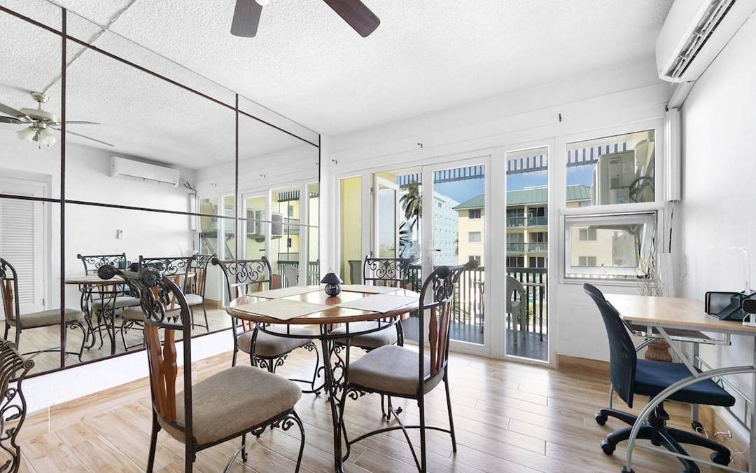 TOWN COURT CONDOMINIUMS Condo New-Providence