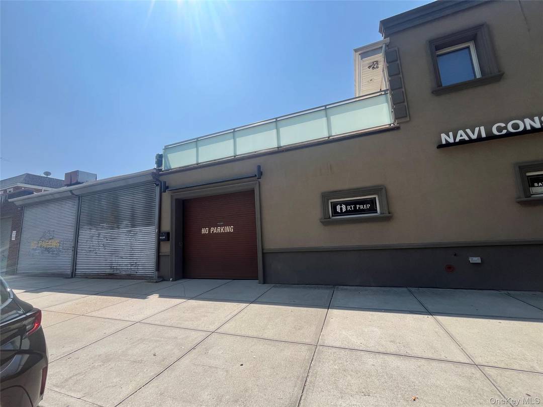 It's located 1. 5 blocks away from Northern Blvd and the Auburndale rain station.