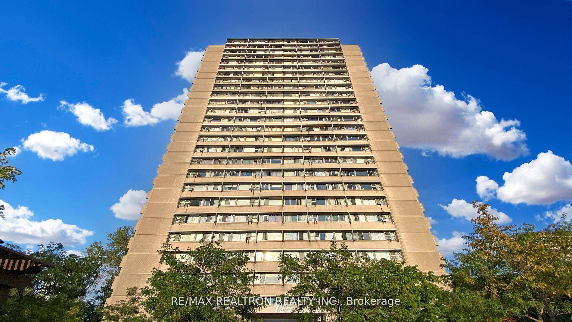 Location ! Bright and Spacious 1 Bedroom Condo Available For Sale.