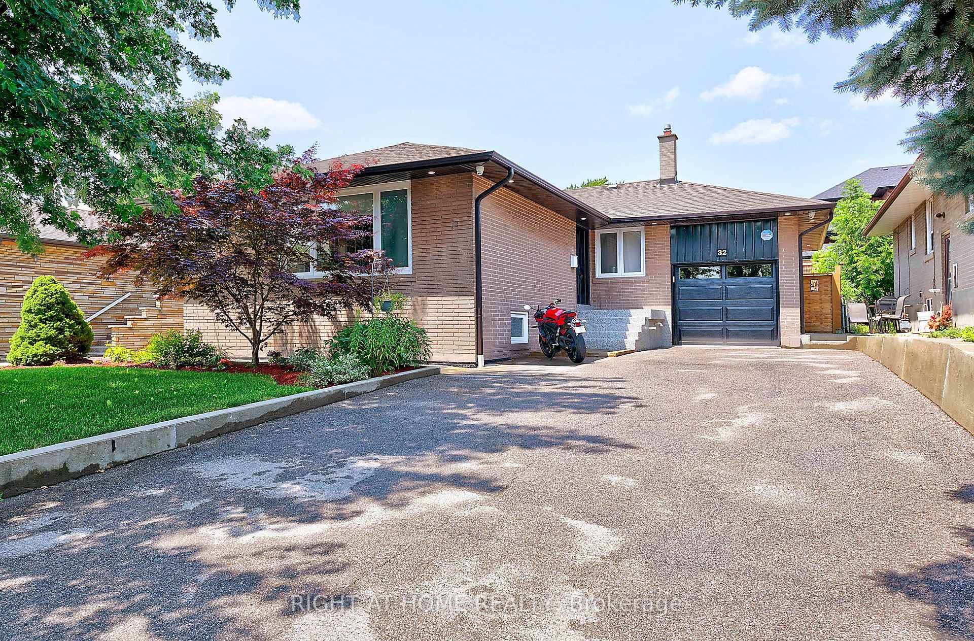Beautifull Bungalow On Desirable Maple Leaf Area.