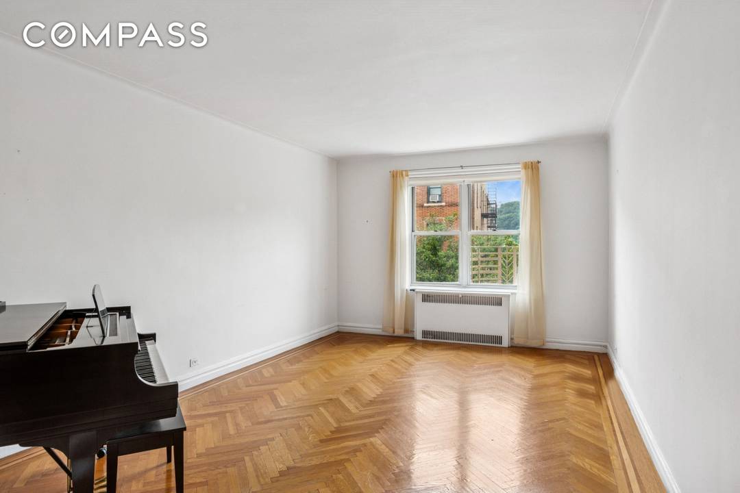 STUNNING PANORAMIC VIEWS Sunlight and cross breeze from the south and west fill this high floor, nearly 1, 200 sf corner 2 bedroom.