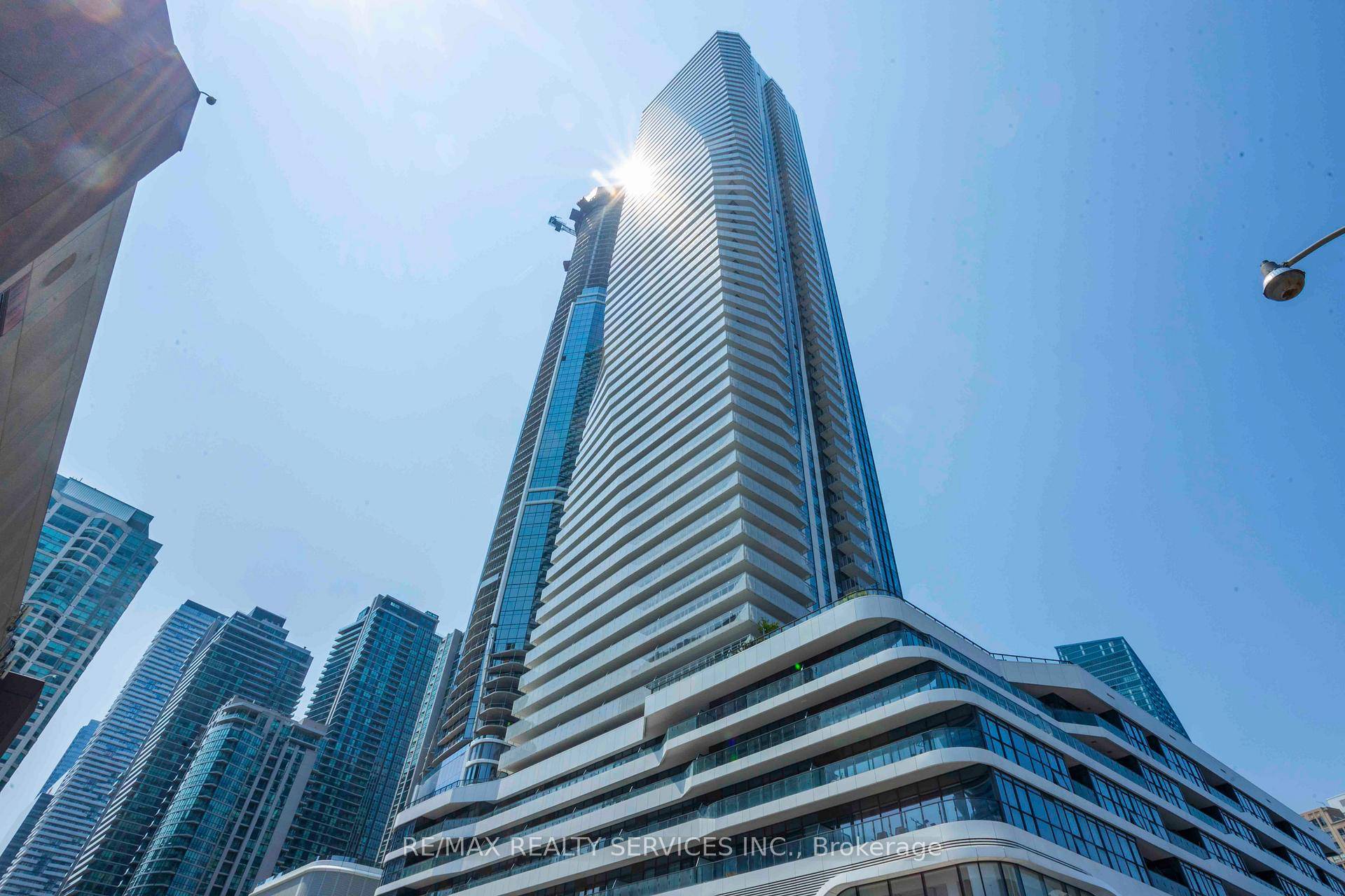 Luxurious 1 Den Condo at Prestigious One Yonge Address Welcome to urban elegance at its finest !