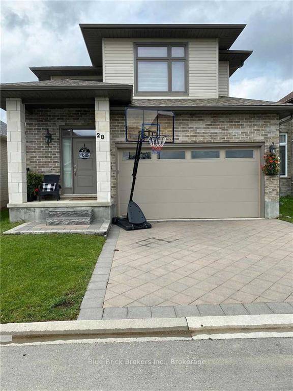 Must see ! This inviting 3 bedroom 4 Bathroom detached home boasts an open concept kitchen, spacious breakfast area, and a sun drenched family room perfect for entertaining and relaxing.