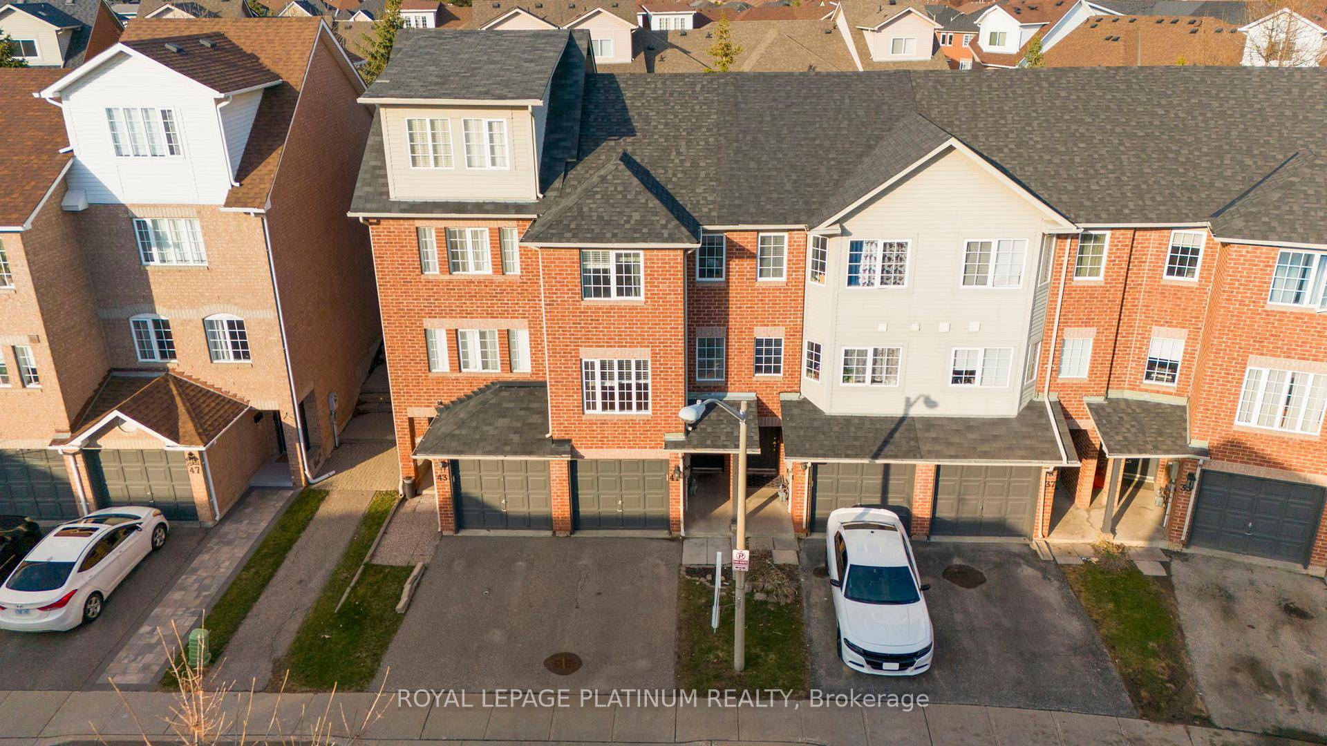 Welcome to 41 Spadina Rd, Brampton A Spacious 3 Storey Townhome in a Prime Location !