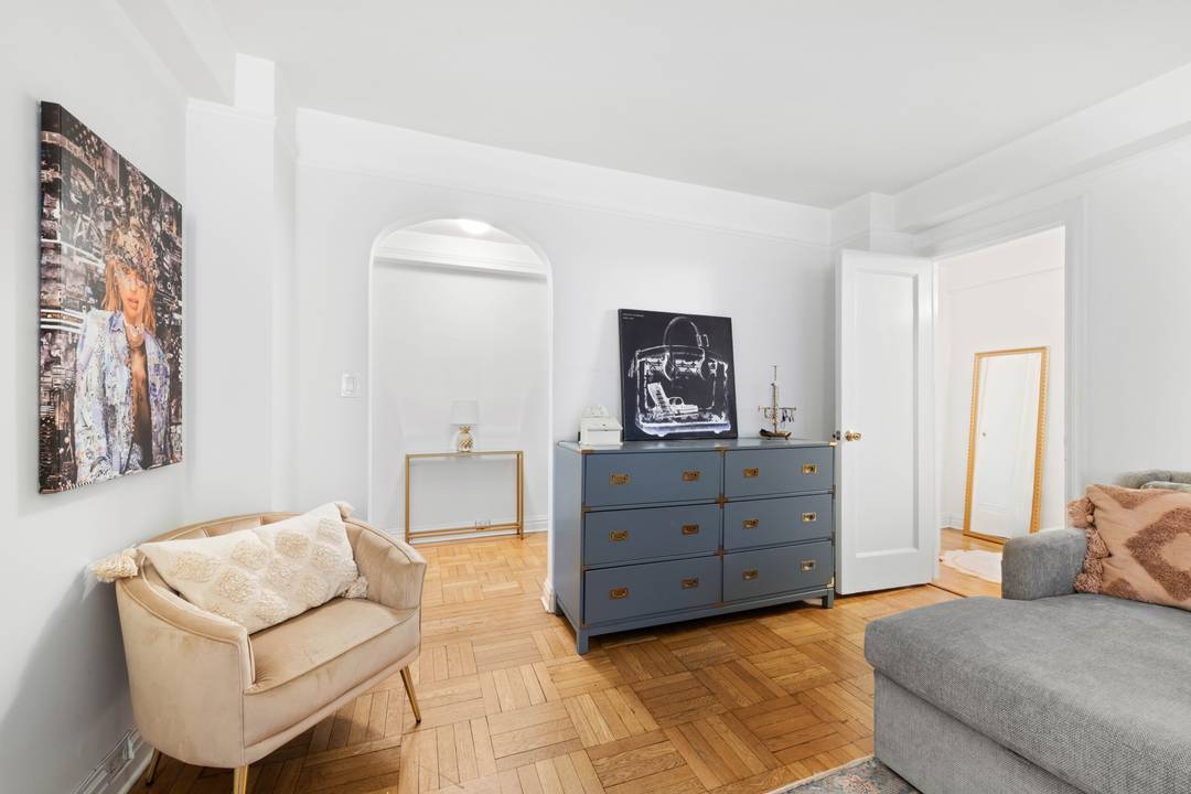 Welcome to 3G at 235 East 73rd Street, a well equipped studio apartment located in a classic Upper East Side pre war co op building.