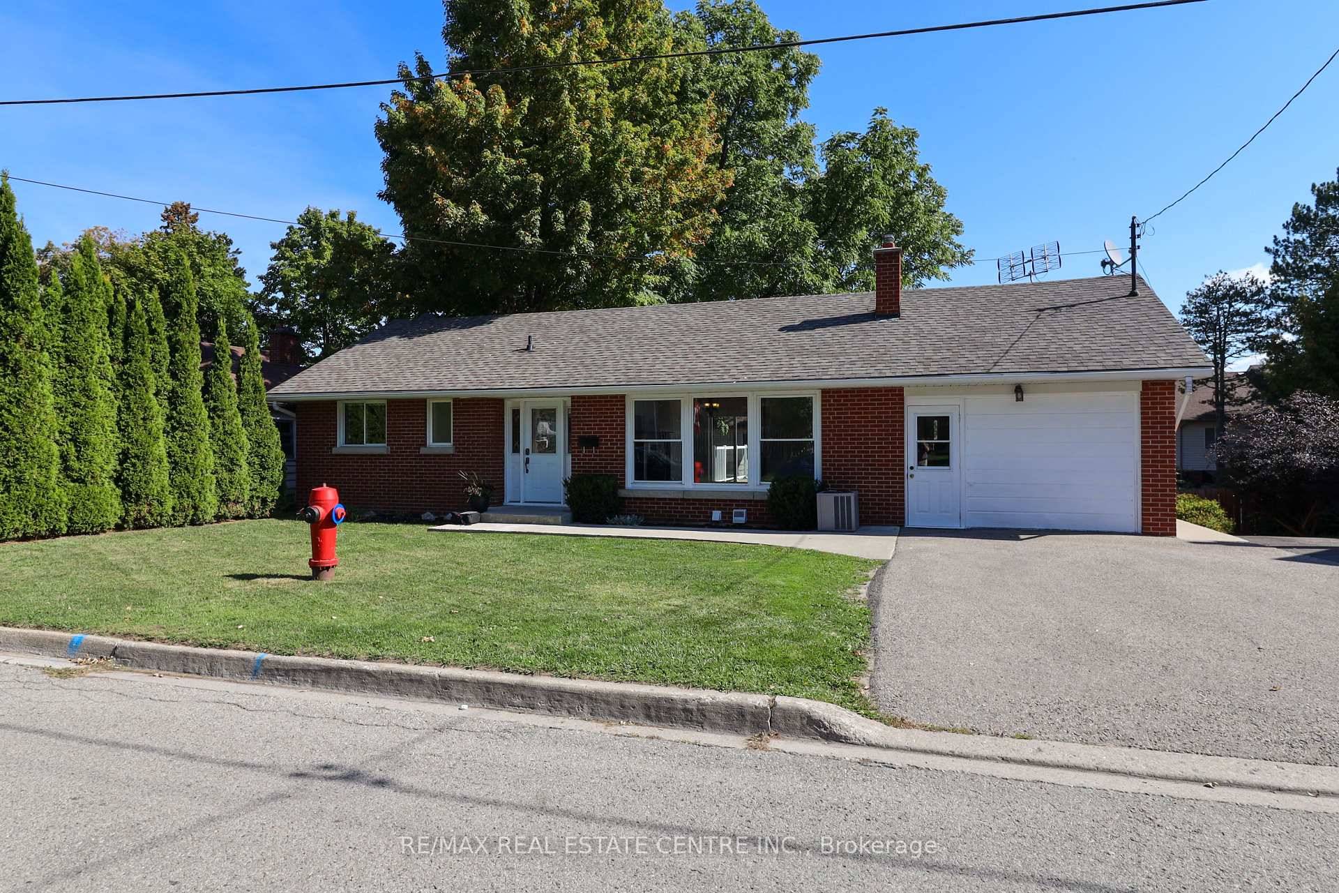 A Lovely 3 1 Bungalow For Your Family Or Extended Family Which Has Appeal For Investors Too !
