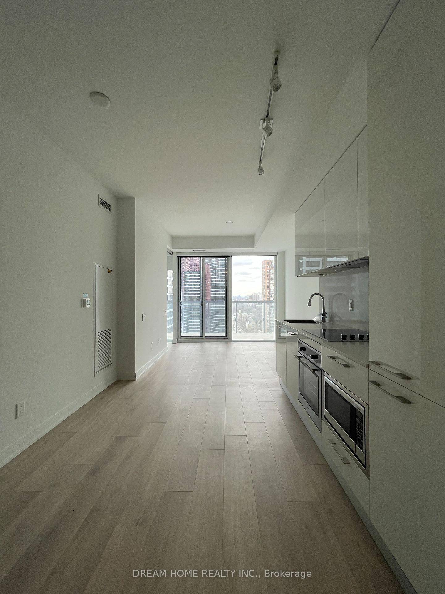 Luxurious Gloucester On Yonge W Direct Access To Wellesley Subway.