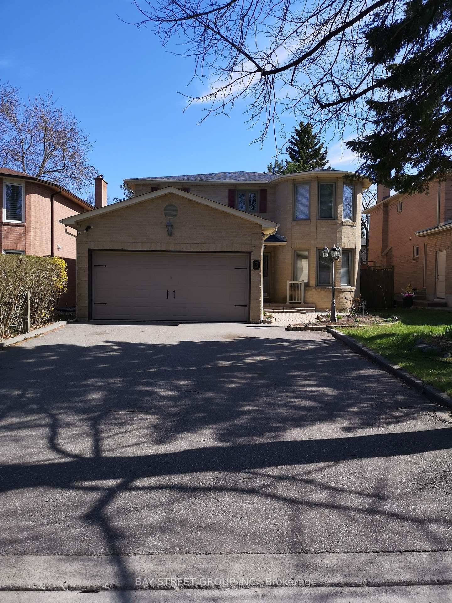 This is a beautiful and well maintained 4 bed room family home !