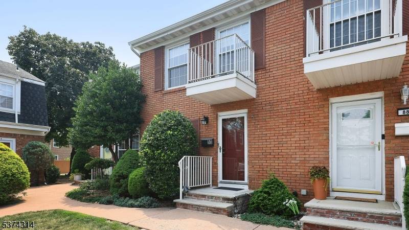 Don't miss your chance to own a beautifully maintained renovated townhouse in the highly desirable Oak Wood Village community of Fords, NJ !