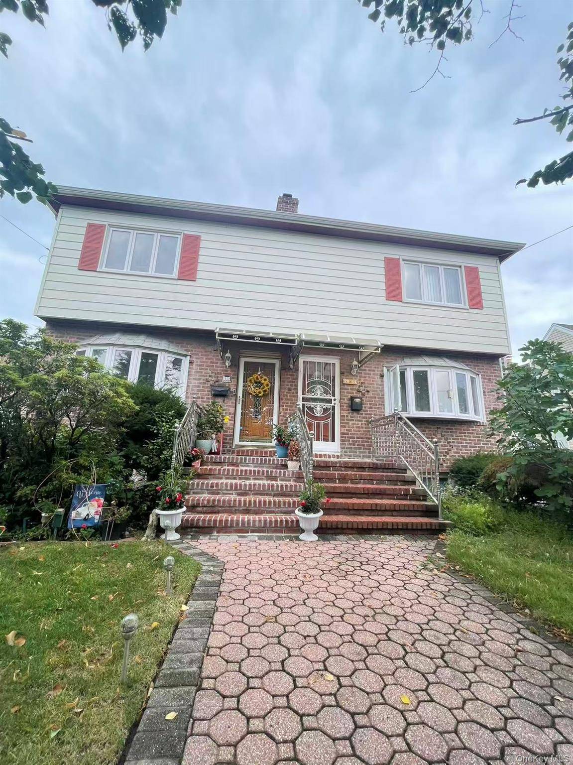 This charming colonial style home in a quiet neighborhood is ready for its next chapter and it won t stay on the market long !