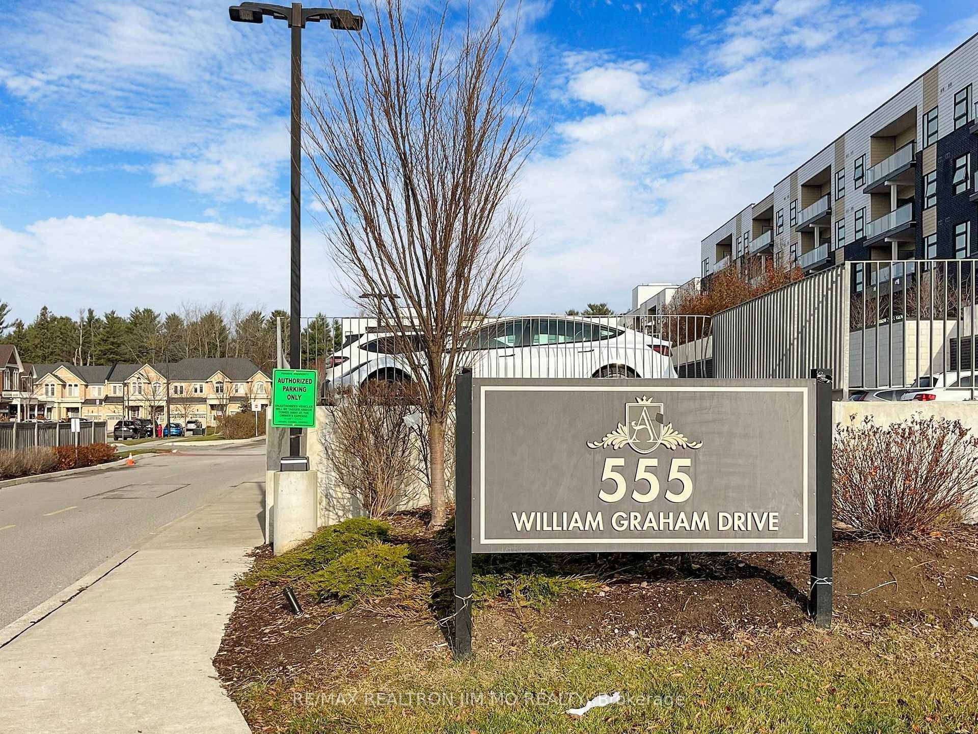 Biggest 1 1 with 2 washrooms unit 735 sqft in the prestigious Arbors Condo !