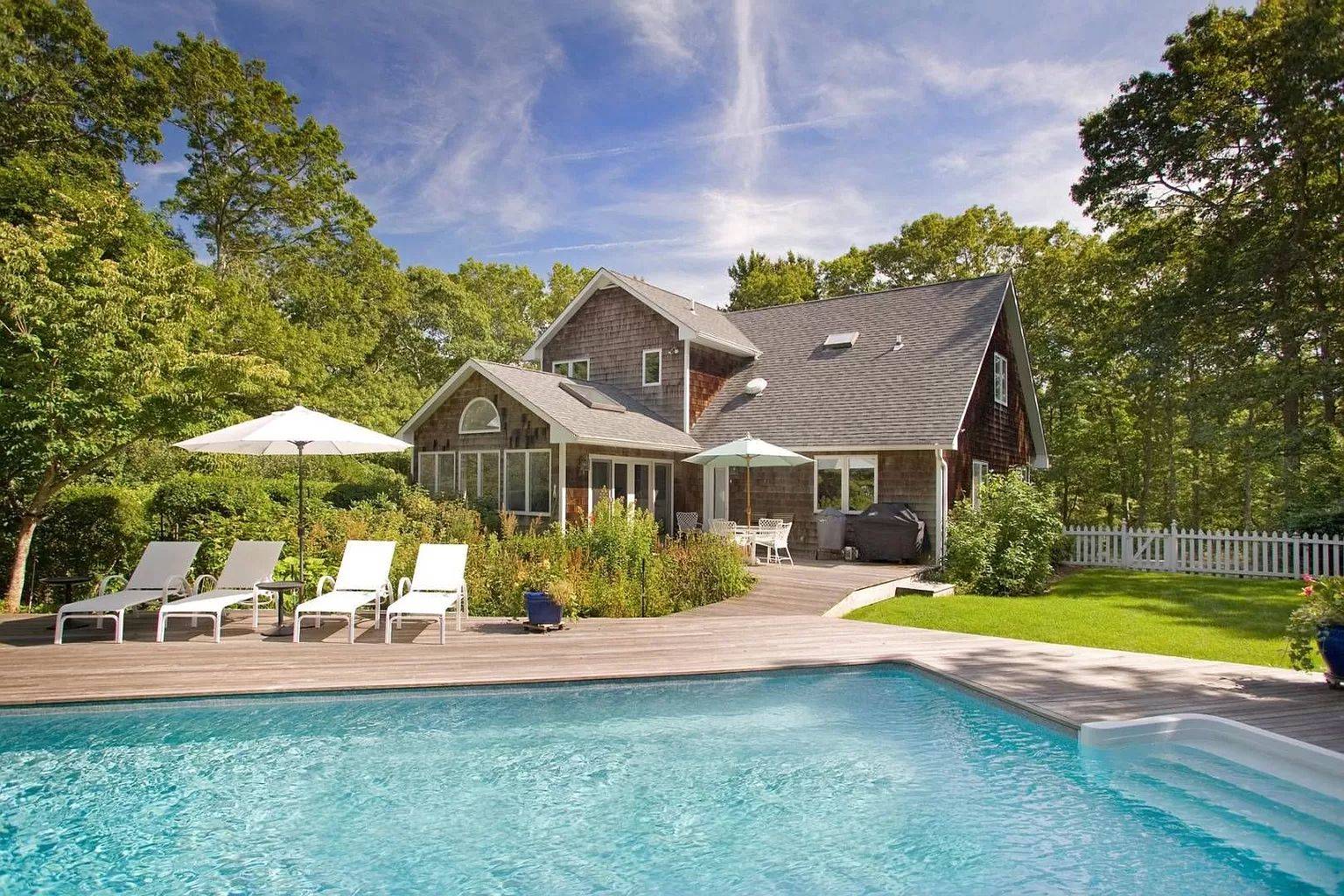 Serene Oasis: Stylish 4-Bedroom Retreat with Pool in Southampton