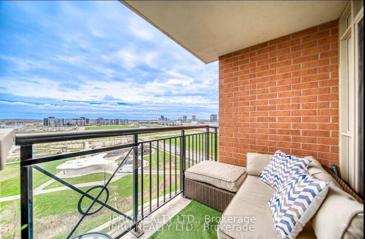 Welcome To the Central Park Condominiums Located In Trendy Oak Park.