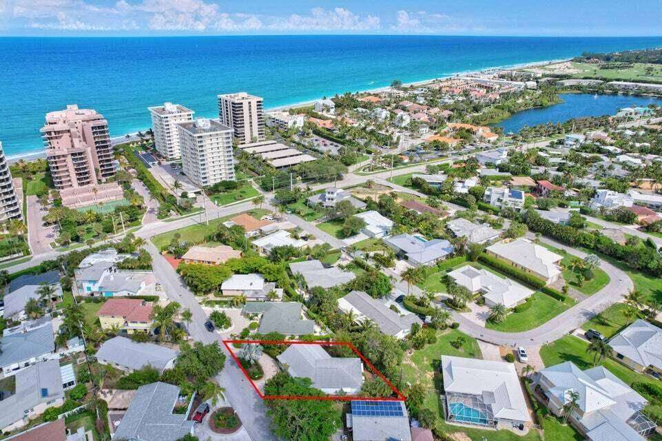 Beautifully updated beach cottage just steps away from the ocean in Juno Beach !