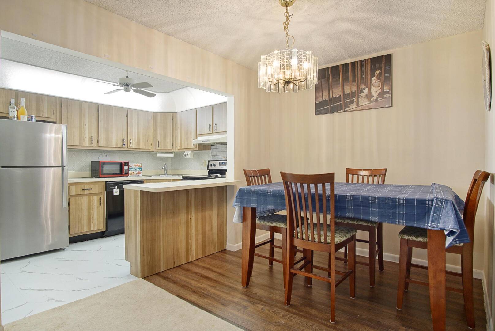 Well maintained, 2nd floor, 2 1 condo.