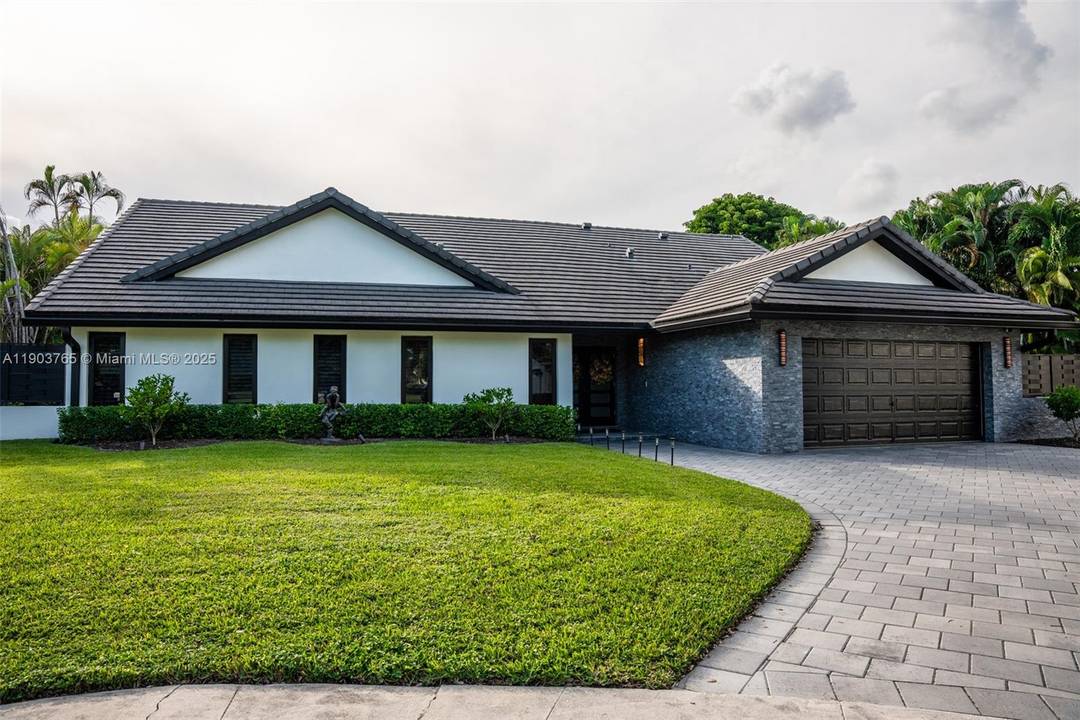 Luxurious golf course living at its finest !