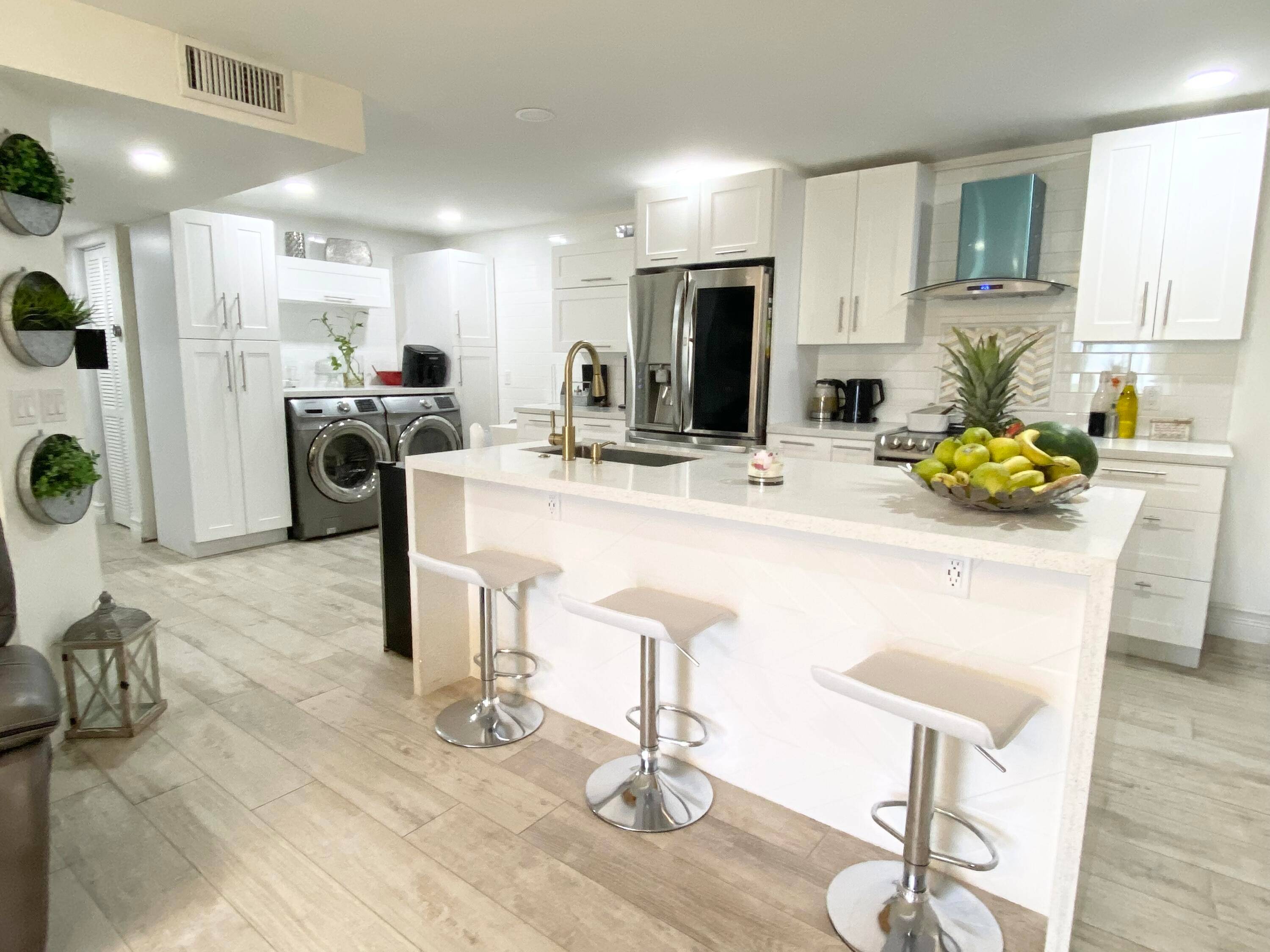 Beautiful, Spacious and Remodeled, 3 bedrooms 2 Bathrooms plus office apartment located in Palm Club West.