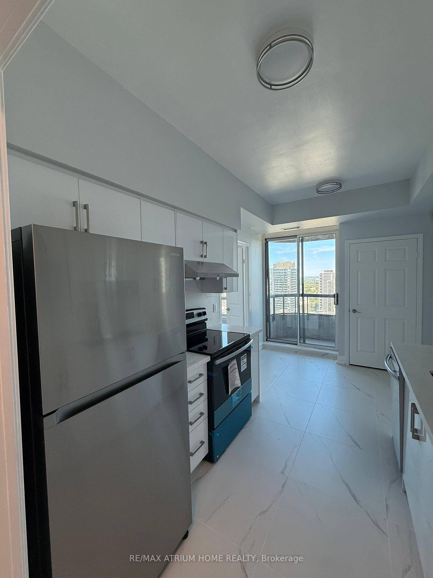 Newly Renovated 2 Bedroom Den Suite In Highly Coveted Royal Pinnacle Building !