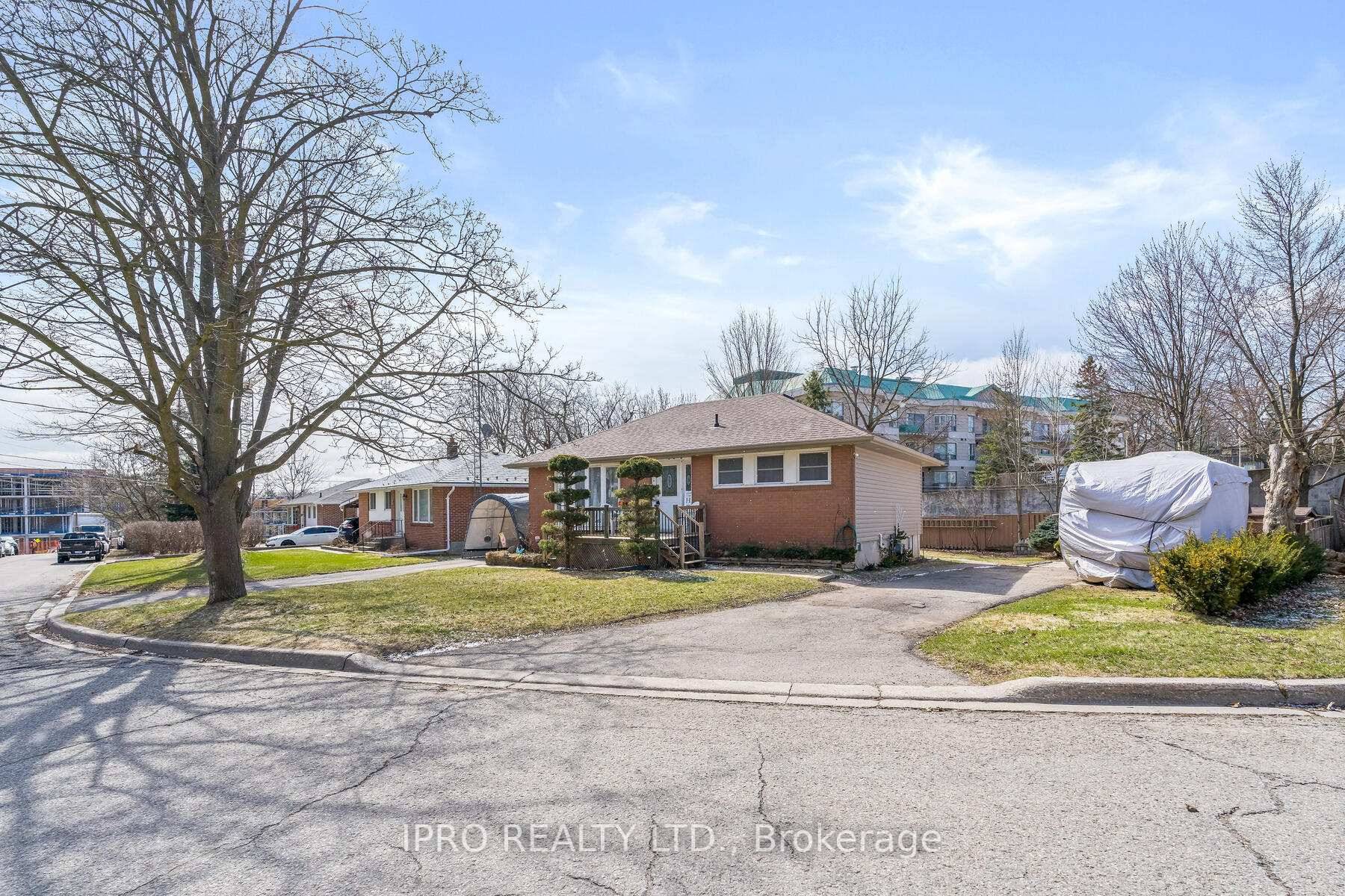 Lovely Bungalow in the Heart of Georgetown Nestled in the charming heart of Georgetown, this beautiful bungalow offers the perfect blend of tranquility and convenience.