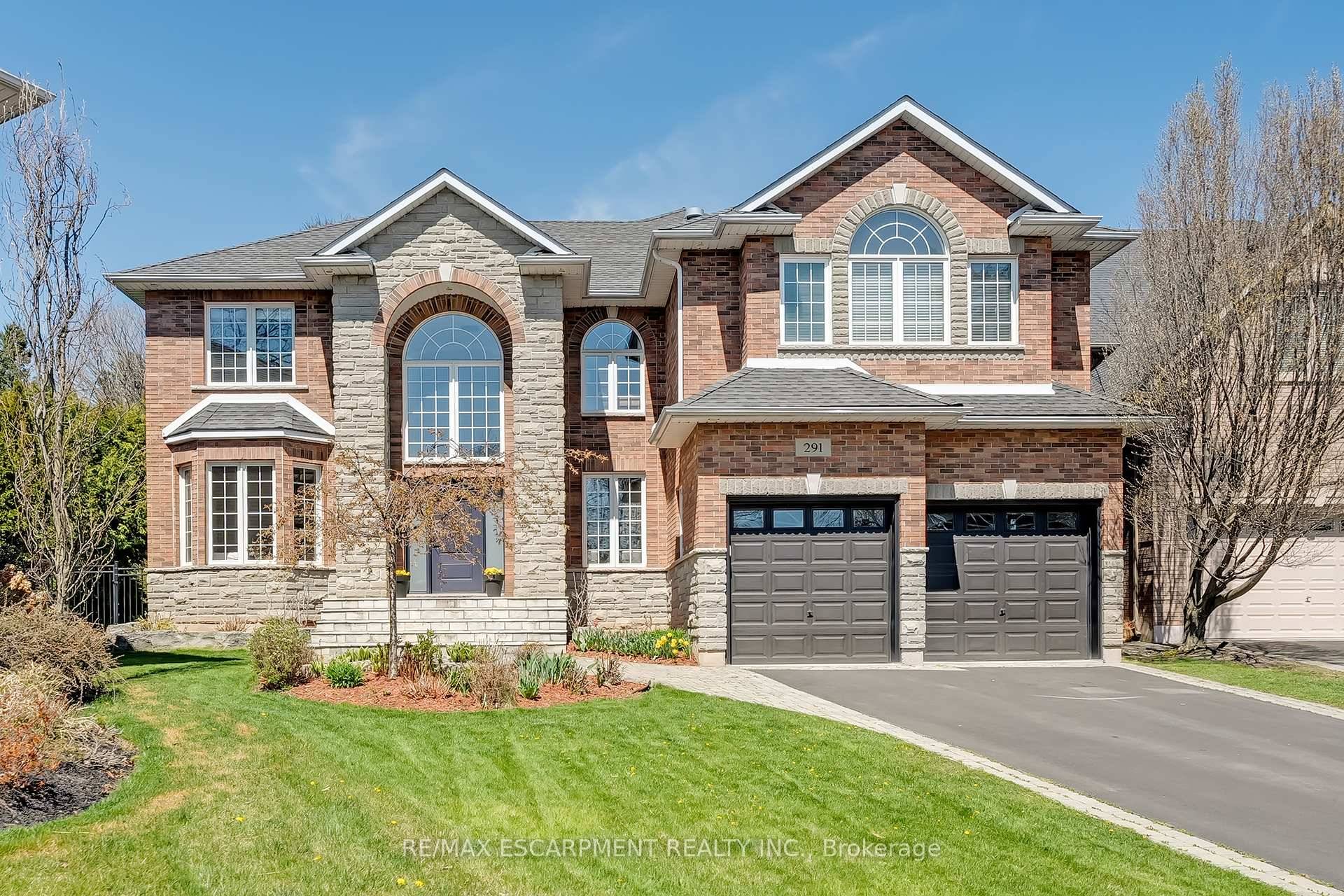 Stunning 2 storey home on a quiet Shoreacres court !