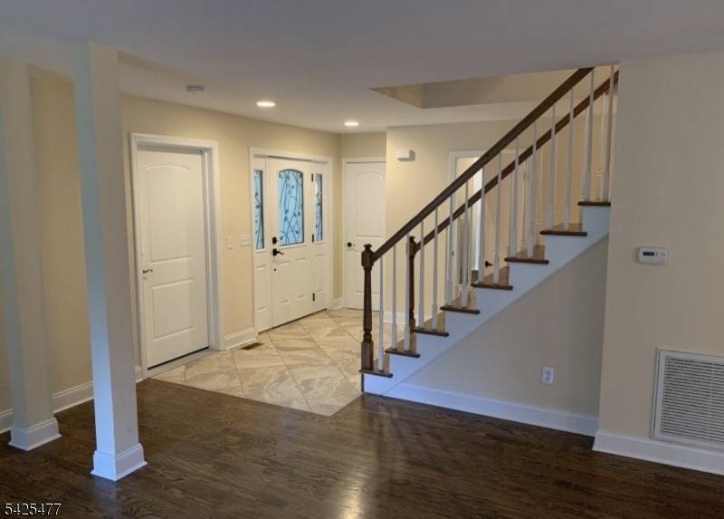 Bright and renovated 5 bedroom, 2.