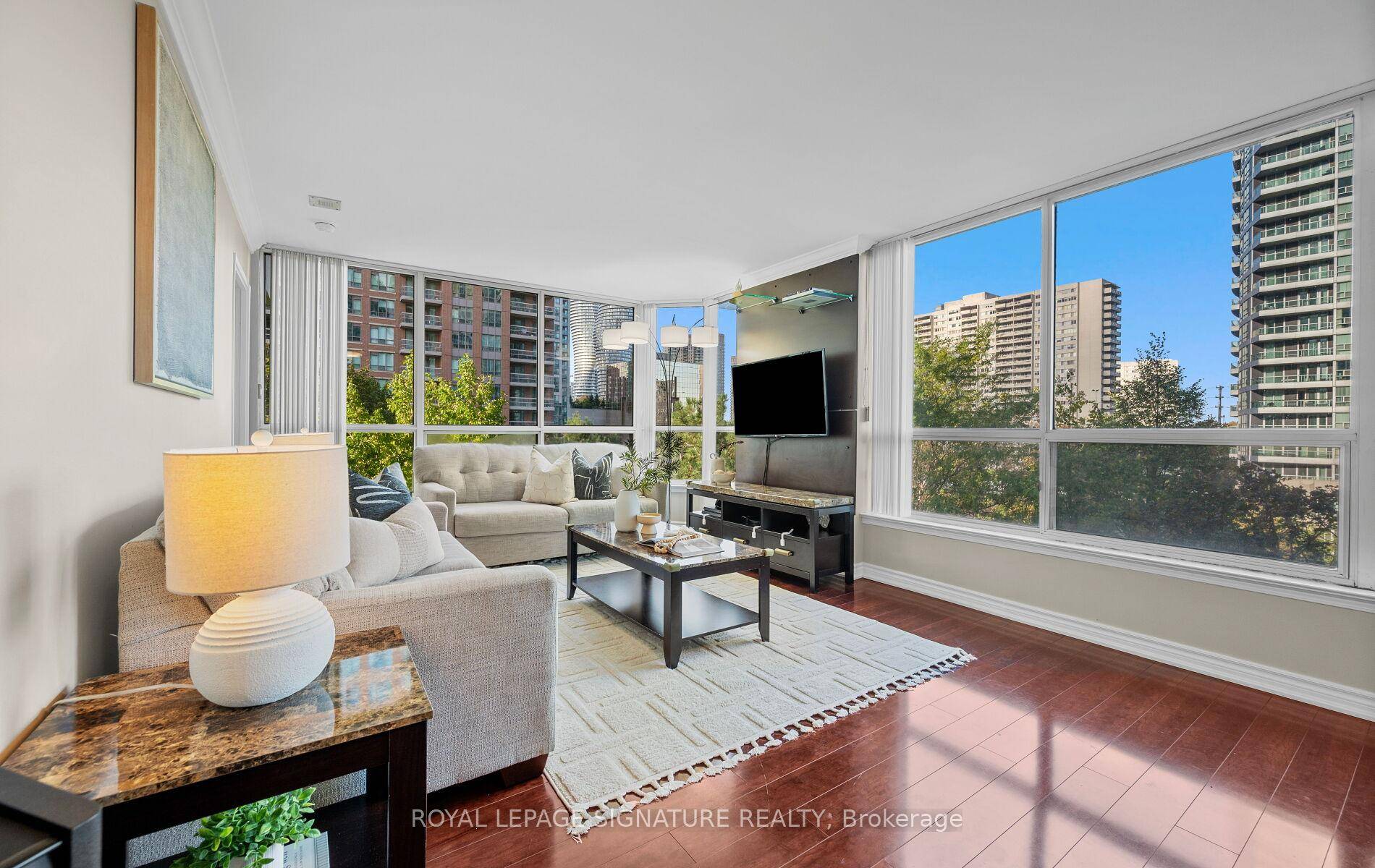 Stunning Corner Unit in Prime Mississauga Location !