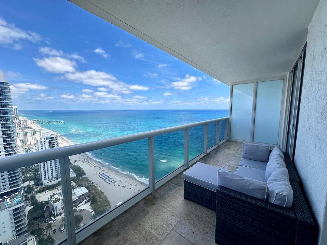 Amazing View ! ! 1 Bed Den 2baths.