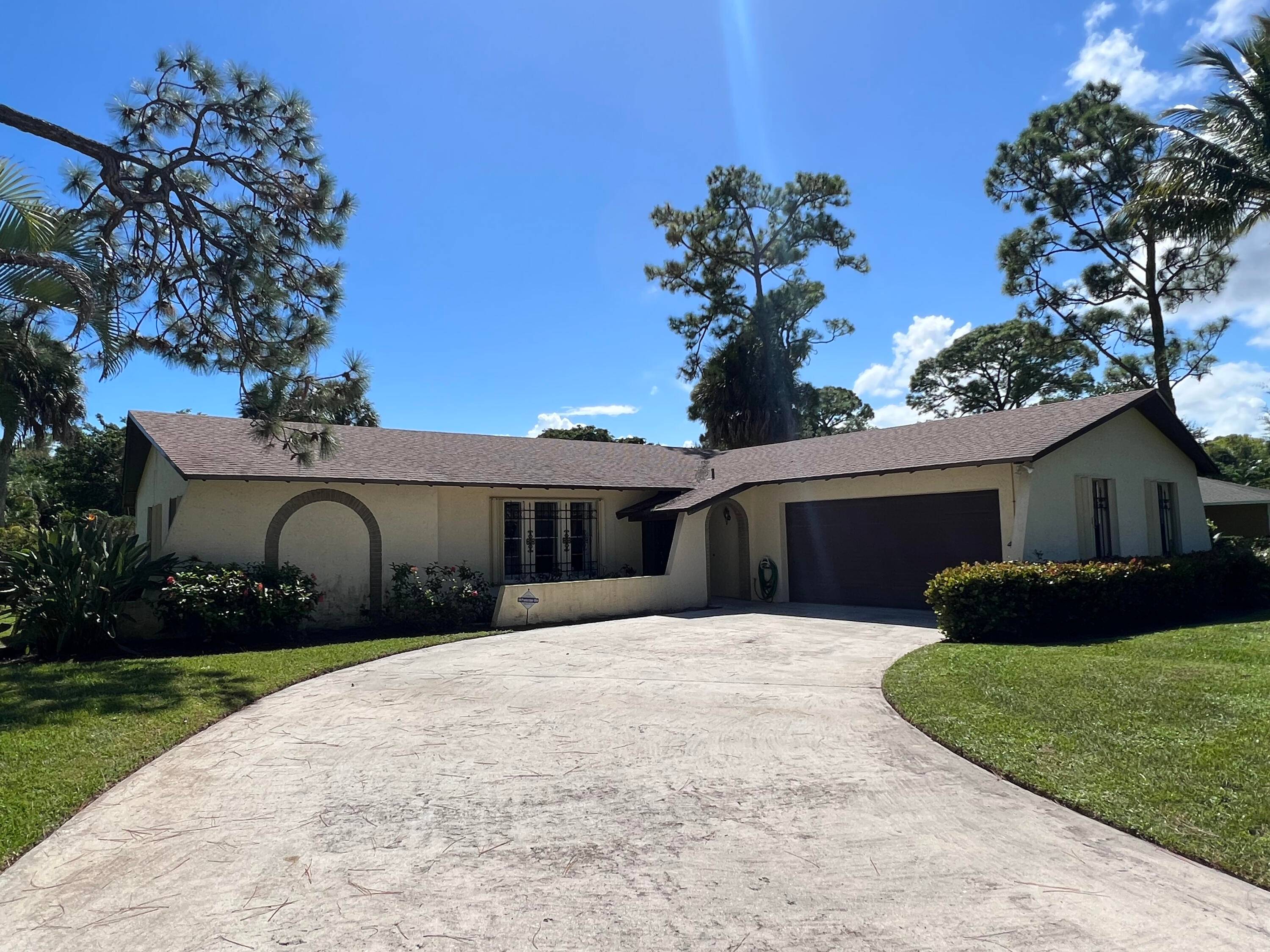 This lovely 3br 2ba single family, single story home located in the Tidewater community has all you need to move right in.