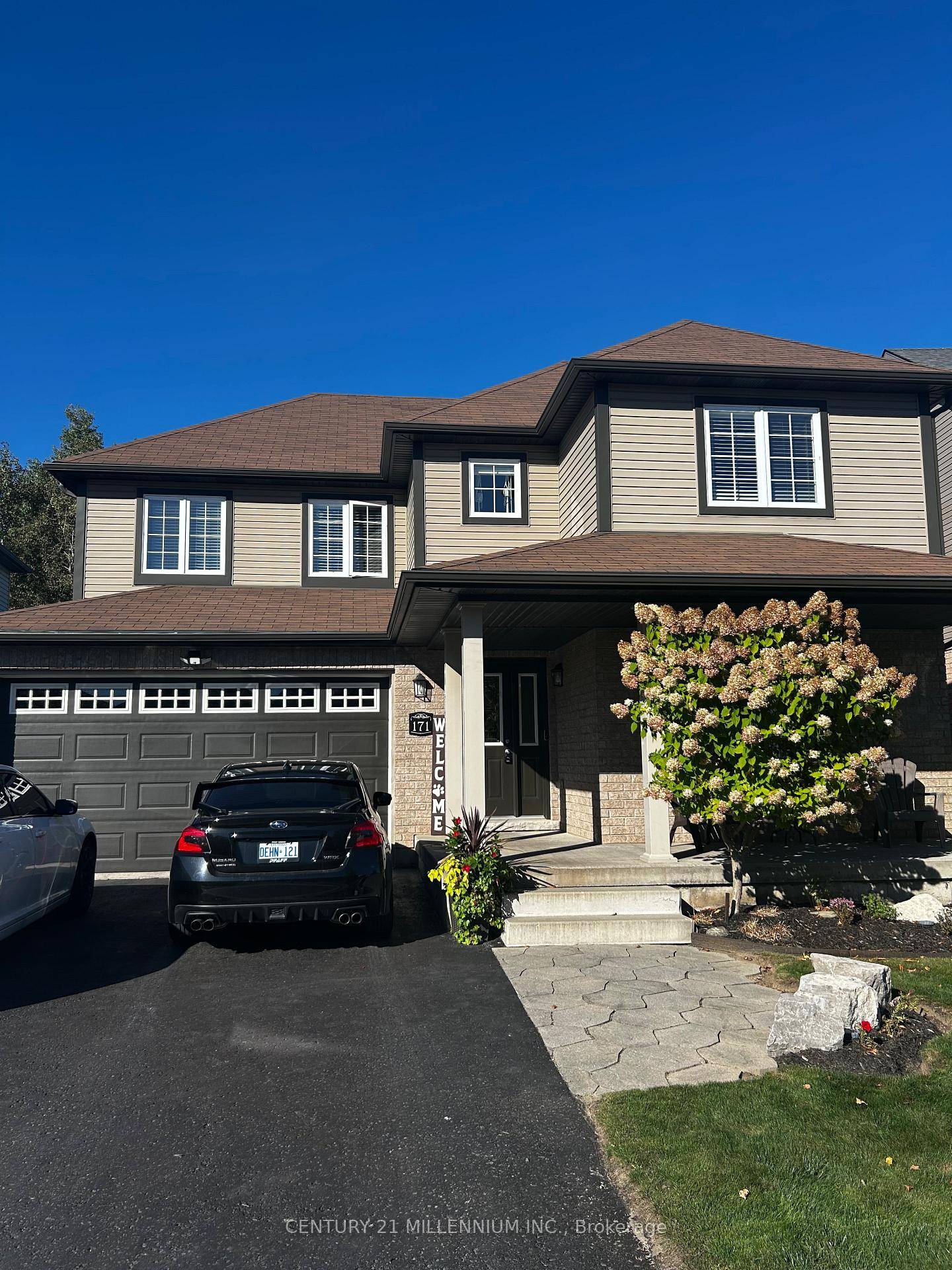 Fantastic family home, located on a quite street backing onto a greenbelt with walking paths, hardwood floors on main and second floor, with laminate flooring the basement, Eat in kitchen ...