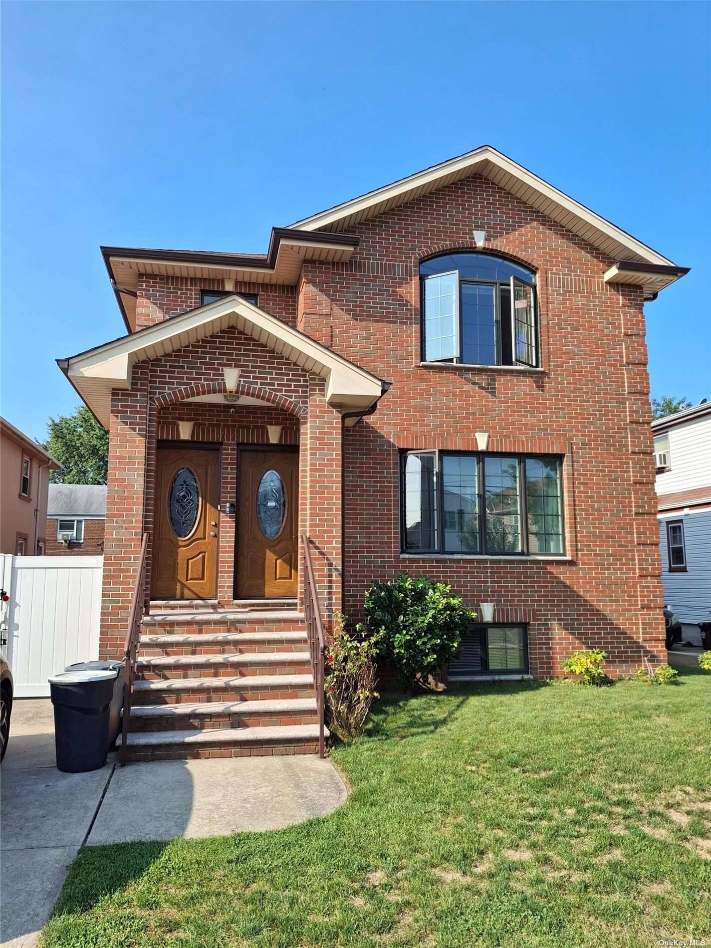 Sunny and Bright Huge 3 Bedrooms and 2 Full Baths Apartment in Glen Oaks.