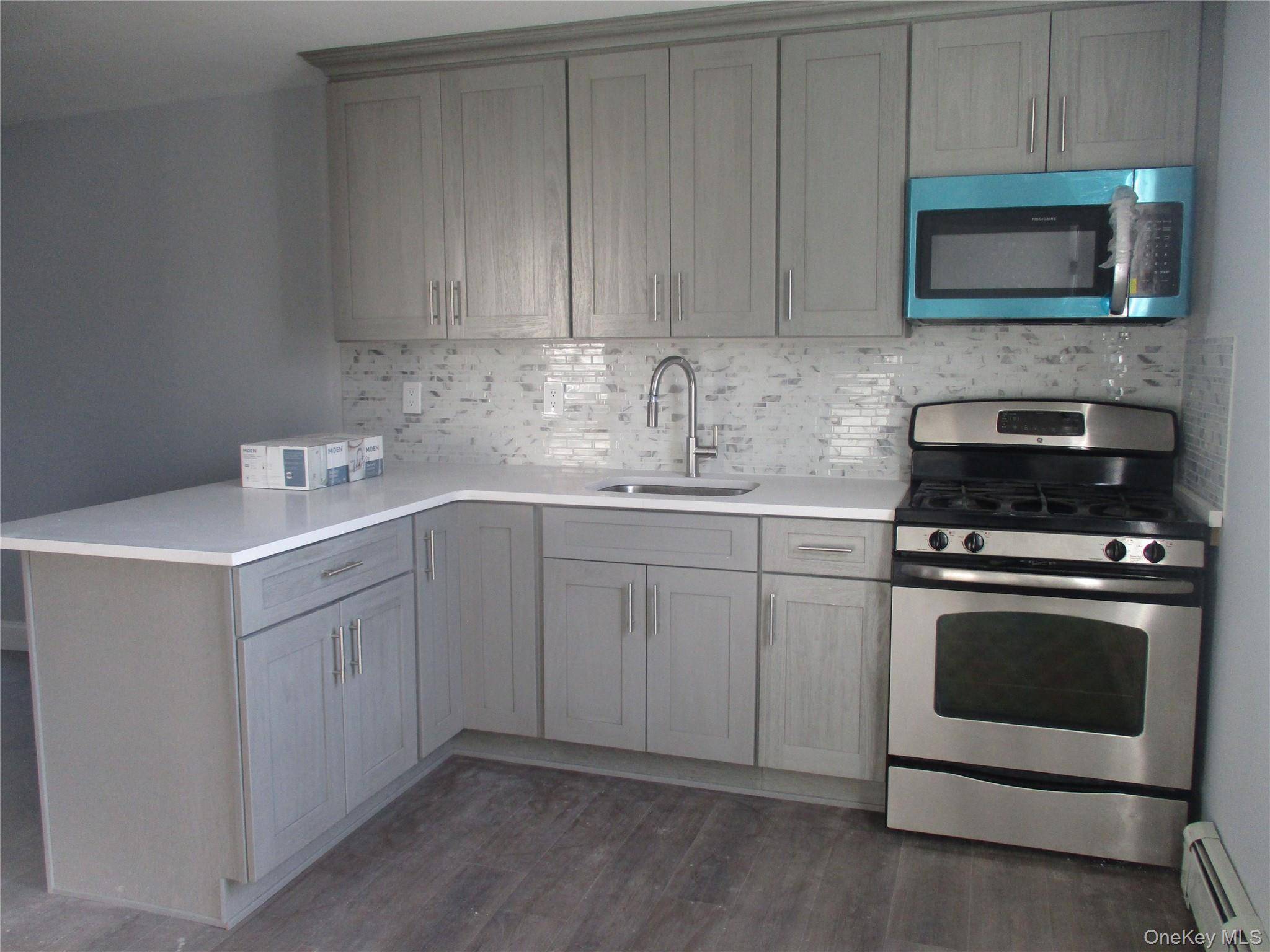 legal 2 family house rental in 2 floor with 3 br, lr, kitchen, full bath.