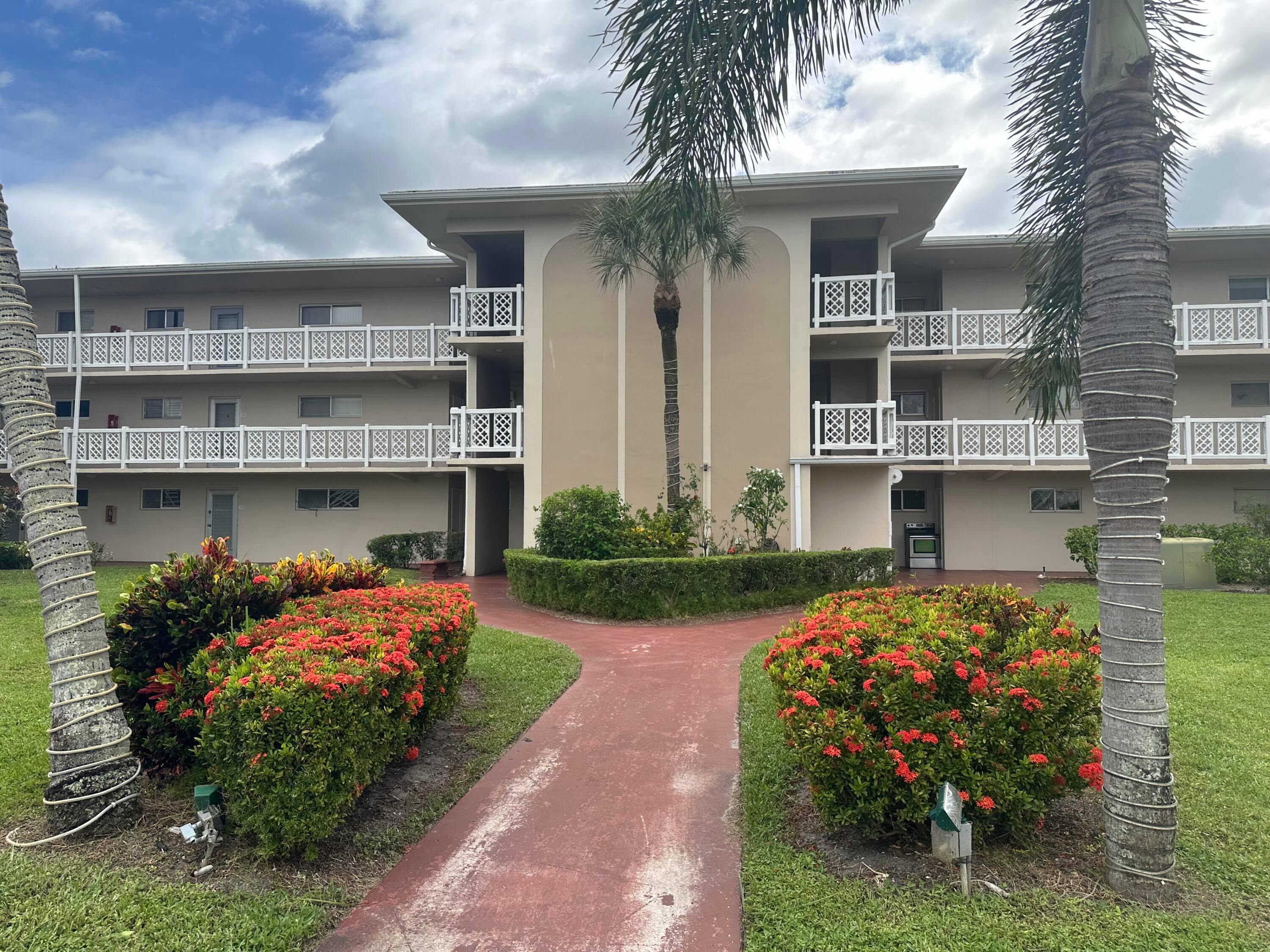 1st floor unit, 1 Bedroom, 1 Remodeled Bathroom, screened patio and tile flooring throughout.