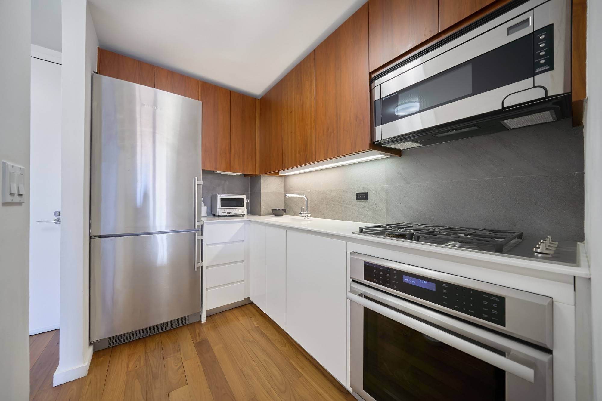 Apartment 9P is a spacious, generously proportioned North facing one bedroom with a King sized bedroom, exceptional closet space, beautiful natural walnut floors, a custom kitchen with walnut and lacquered ...