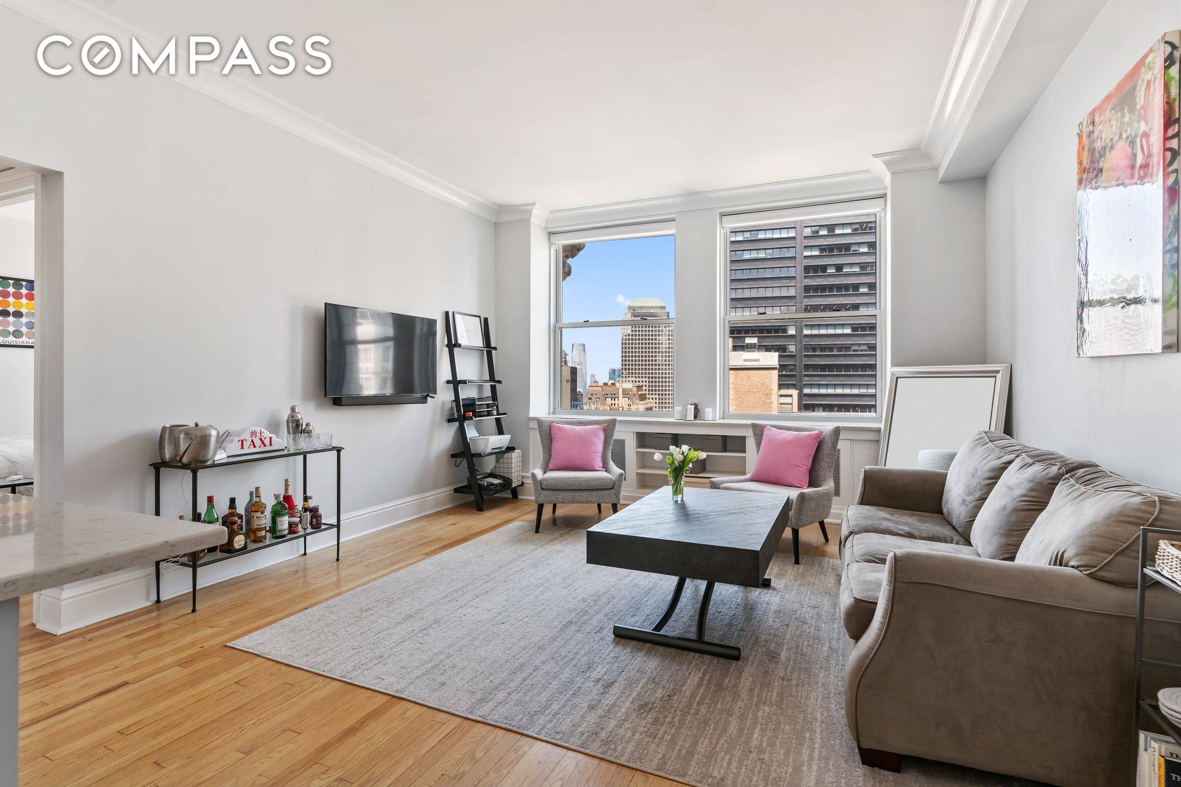 Stunning high floor apartment in MINT CONDITION with high ceilings and glorious open views located in a Pre War Highrise landmarked building.