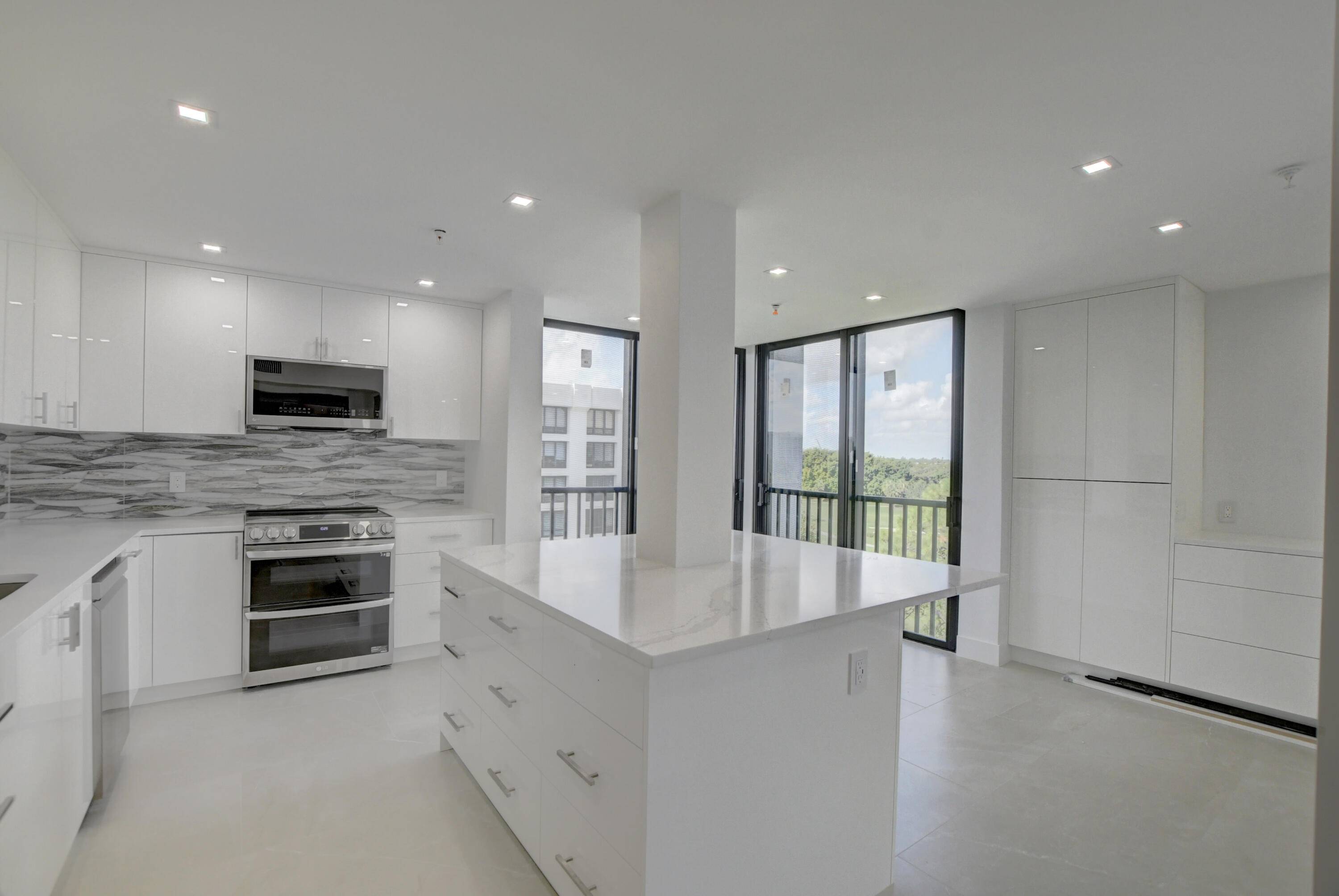 Fully Renovated 2 bed 2 bath corner Lakewood apartment with amazing views !