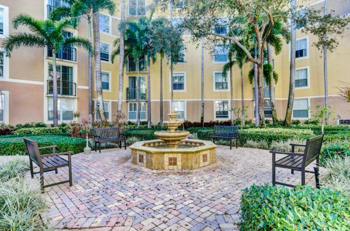 Great Investment Unit, comes fully furnished desirable Courtyard view Investors no HOA approval needed, rent right away 12 times a year, 30 days minimum.