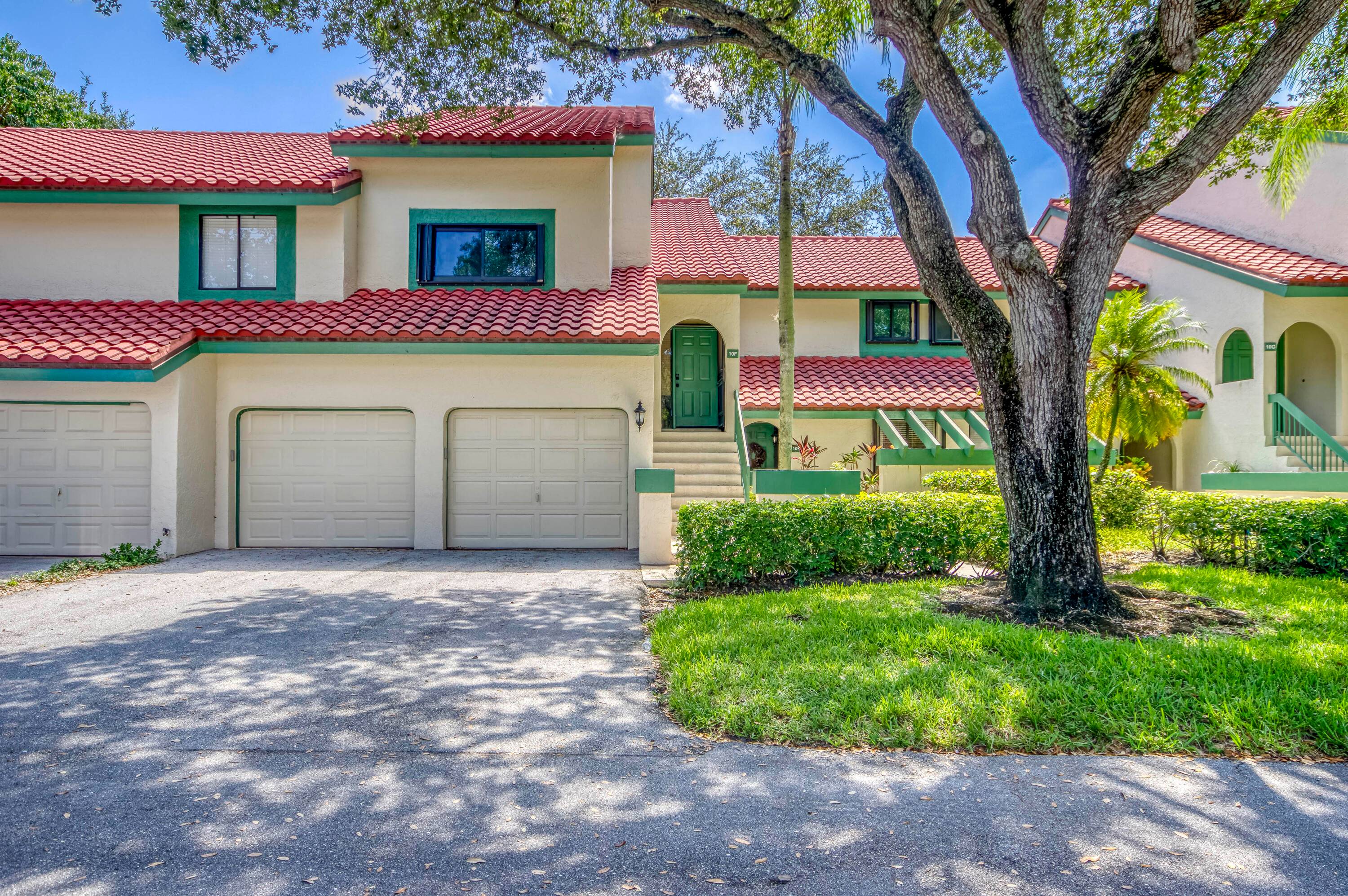 Welcome to this charming and light filled first floor condo in the desirable Lexington Green community of PGA National.