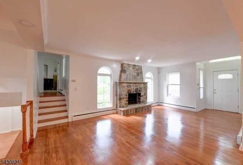 Welcome to this 4 Bedroom 2.