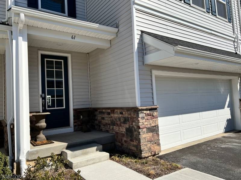 Beautiful Montery Townhouse with 2 Car attached garage.
