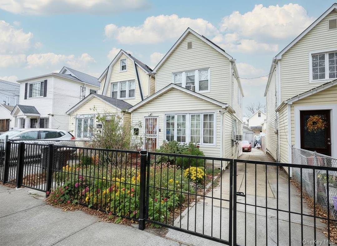Beautiful 1 Family Home with Private Driveway amp ; 2 Car Garage in the Heart of Richmond Hill This charming and spacious single family home that perfectly blends comfort, style, ...