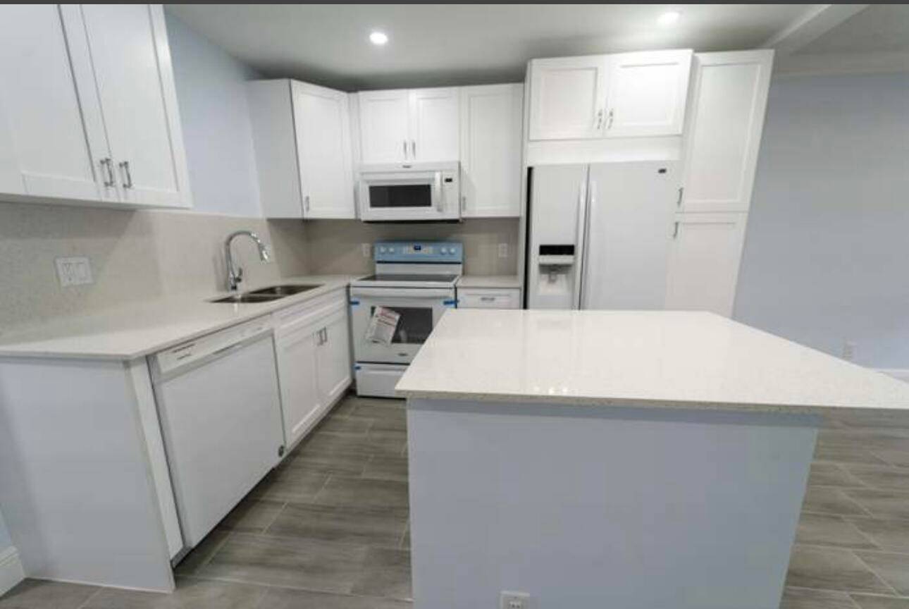 Turn Key, renovated 1 bedrooms and 1 bathrooms, 1st floor unit, with tray ceilings and track lighting.