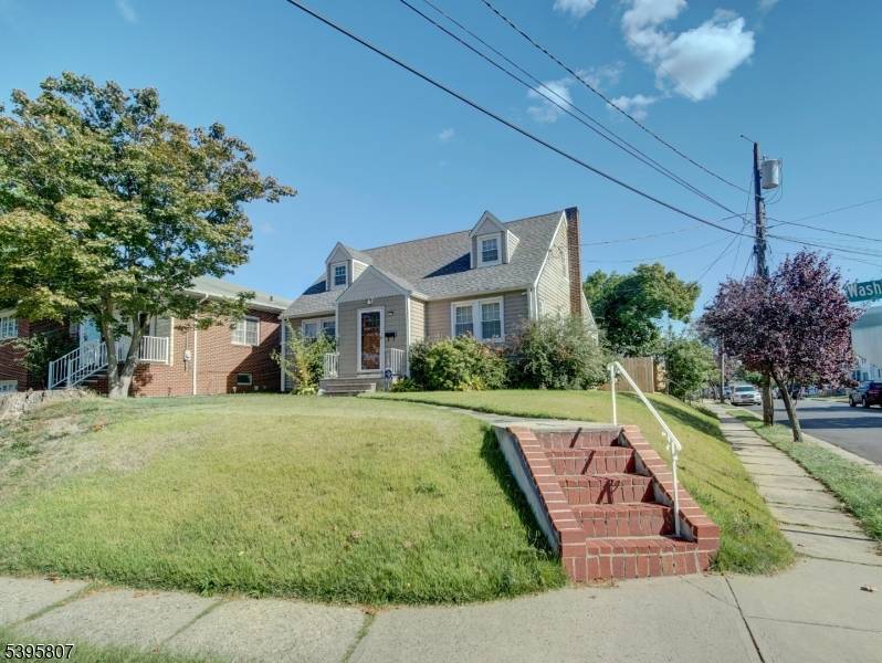 Welcome home to this beautifully maintained single family residence close to Sunnyside section of Linden !