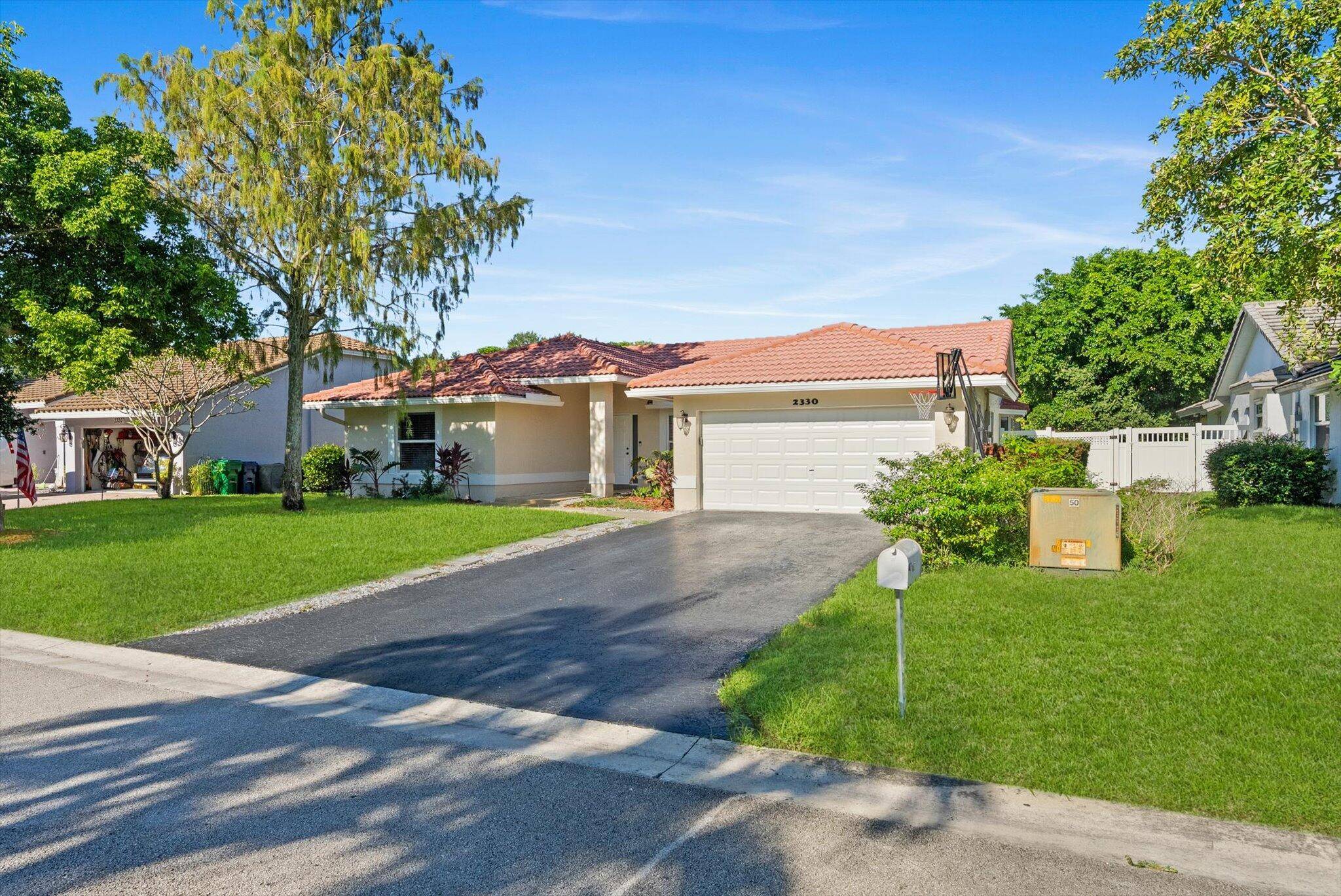 Immaculate 4 Bedroom, 2 Bathroom Home in Coral Springs 2, 000 Sq.