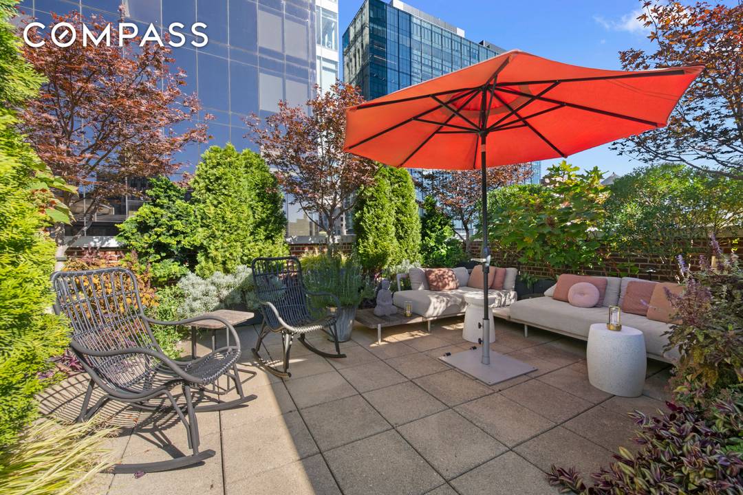 Flatiron s Hidden Jewel in the Sky Perfectly positioned on one of Flatiron s most sought after blocks, Penthouse 12F offers a rare balance of architectural character, modern design, and ...