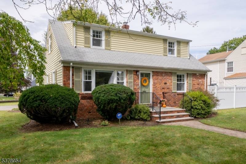 Welcome to this beautifully maintained 3 bedroom, 1.