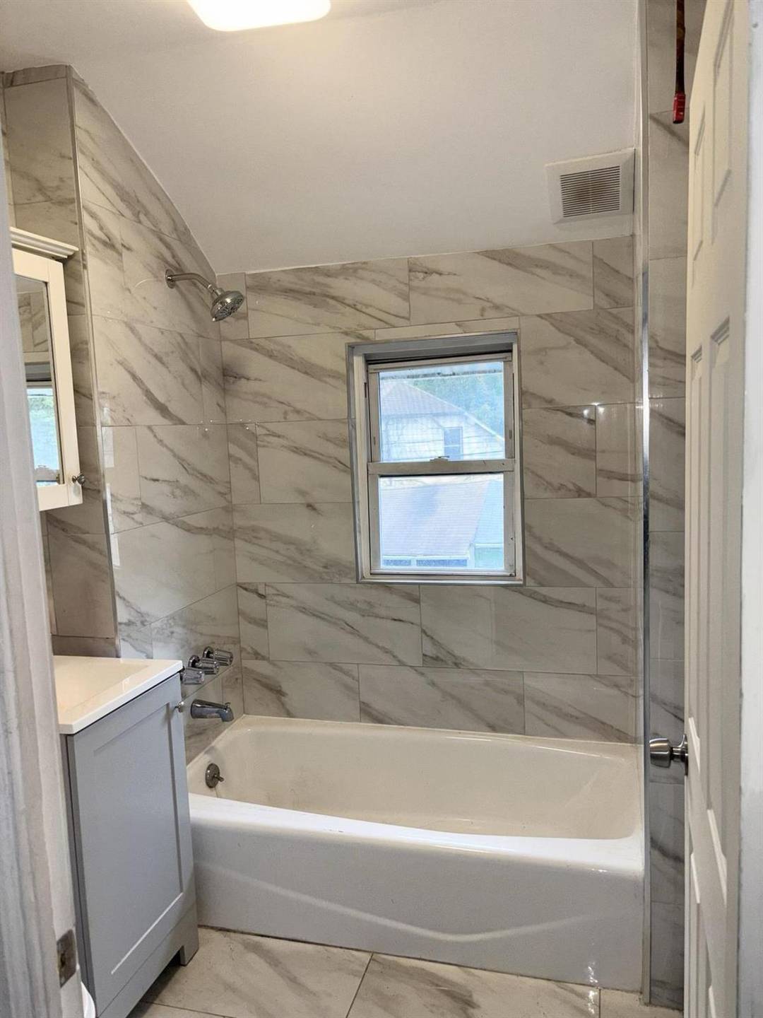 This beautifully maintained single family residence offers the perfect blend of comfort, space, and functionality.