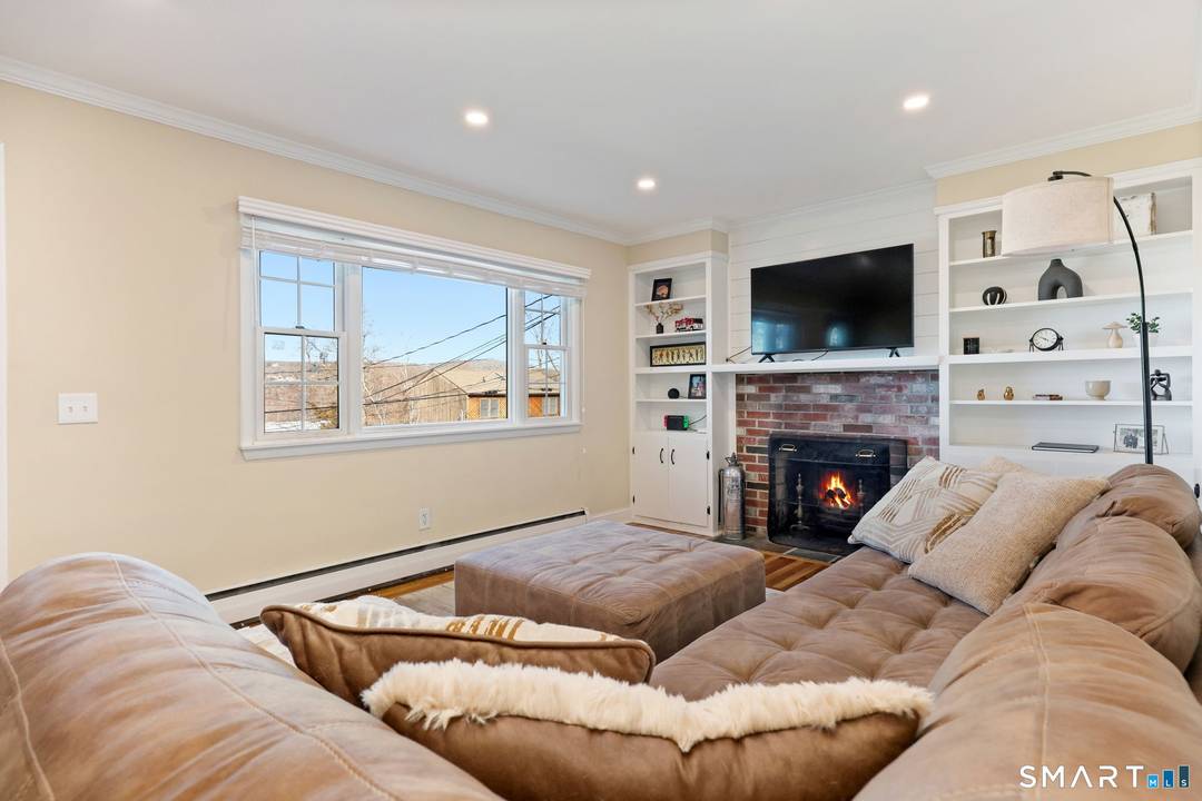 Welcome to Candlewood Shores, a sought after lake community on Candlewood Lake in Brookfield !