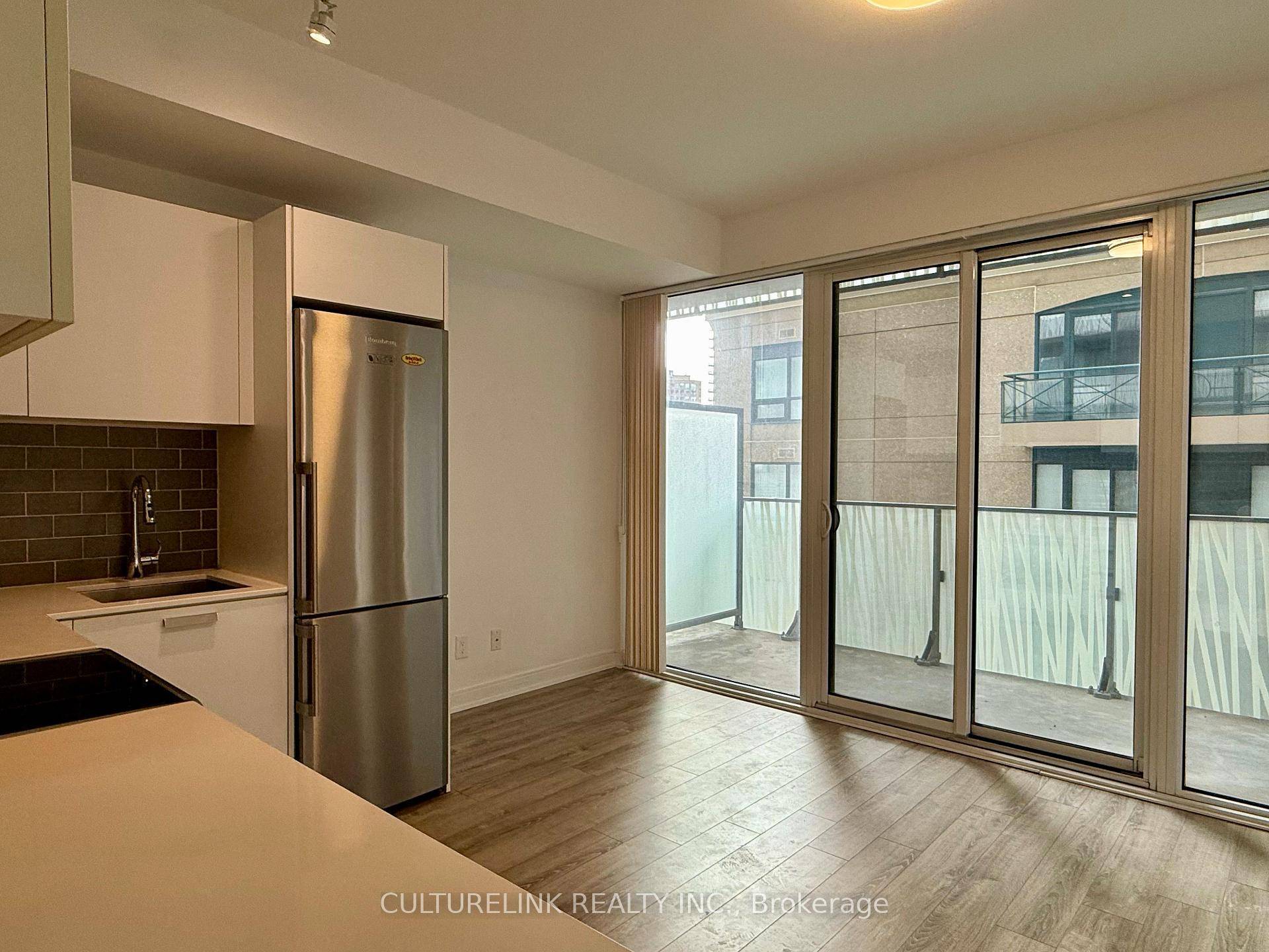 Modern Studio Unit With Practical Layout, Located Near Yonge amp ; Bloor.